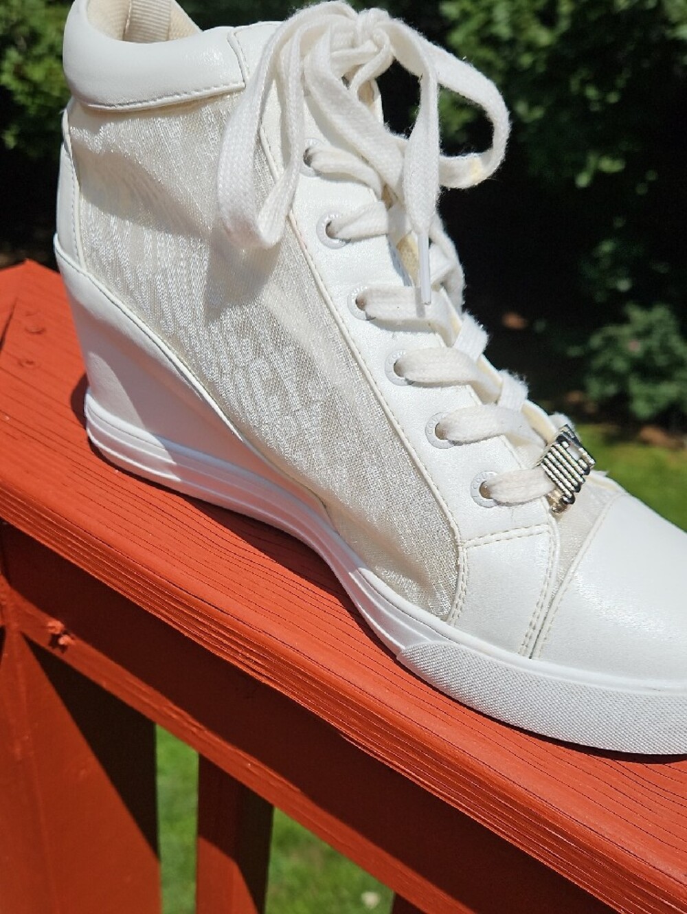 Juicy Couture JORGIA White High-Top Wedge Sneakers with Gold Logo Charm Size 9.5